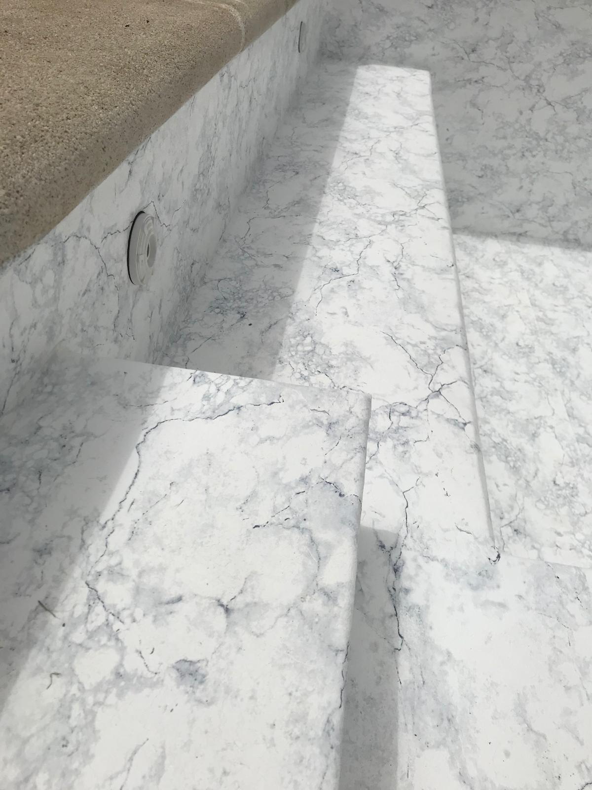 Construcción y obra de piscina de hormigón con impermeabilización duradera. Diseño y acabado interior.