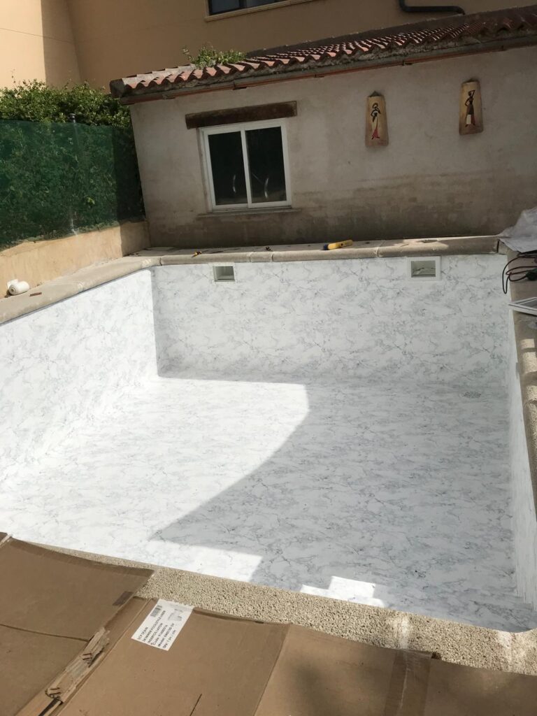 Piscina de hormigón en obra. Construcción e impermeabilización con revestimiento.