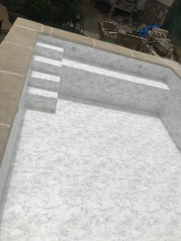 Construcción de piscina de hormigón. Impermeabilización con liner. Obra de calidad para su piscina.