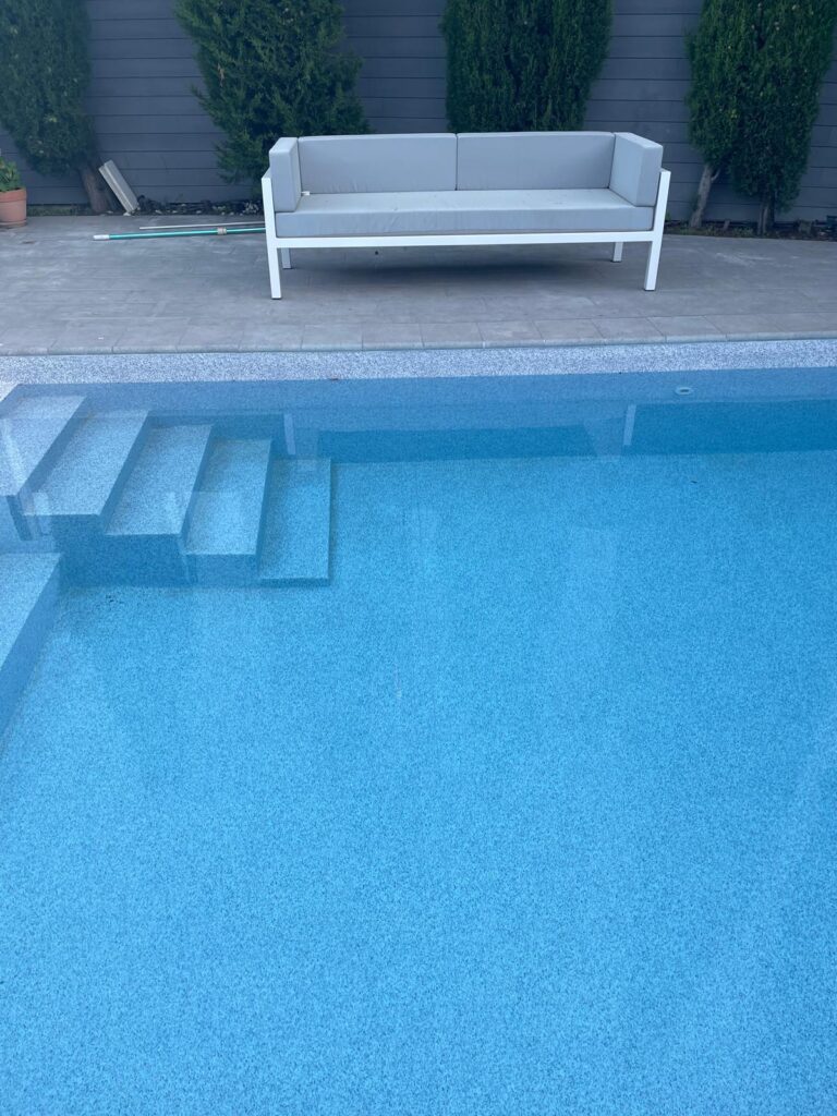Construcción e impermeabilización de piscina de hormigón. Una obra moderna y duradera, lista para tu hogar.