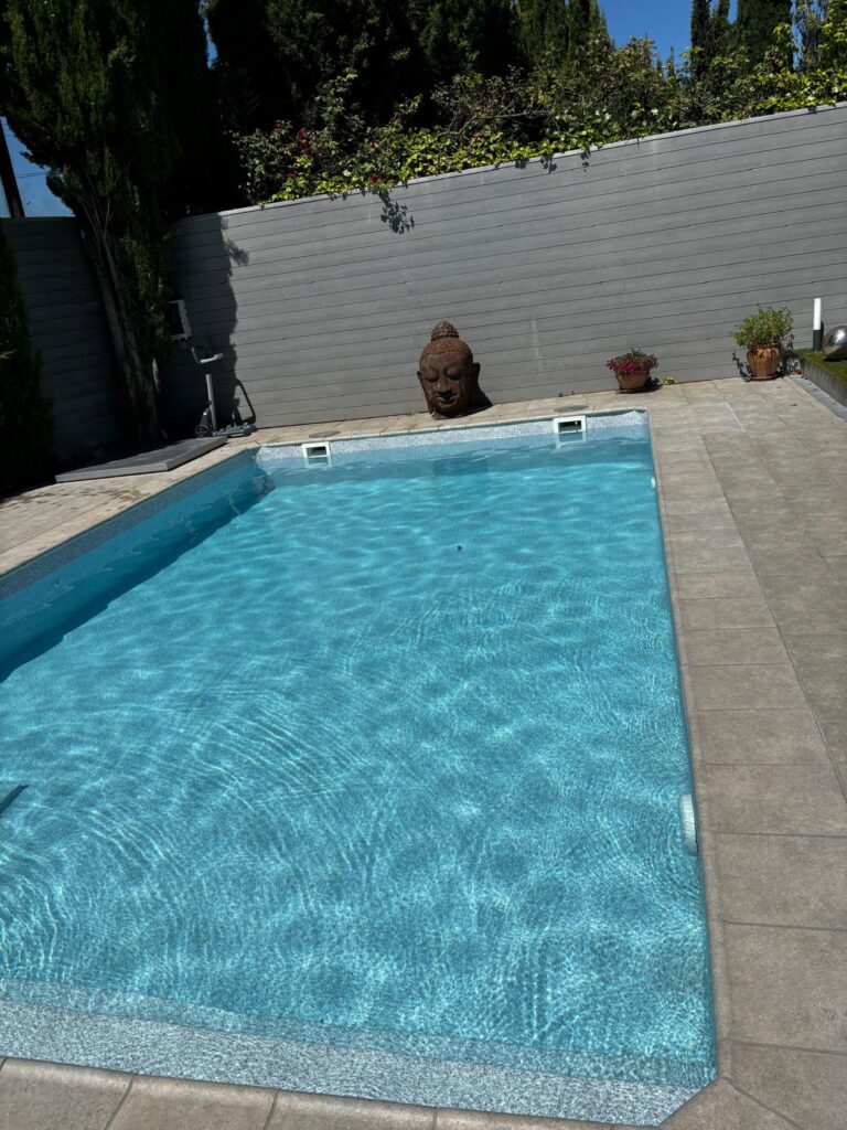 Piscina de hormigón construida e impermeabilizada. Expertos en obra de calidad para tu proyecto.