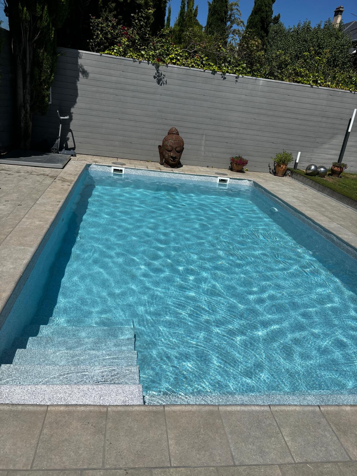 Piscina de obra de hormigón. Construcción e impermeabilización profesional para tu proyecto.