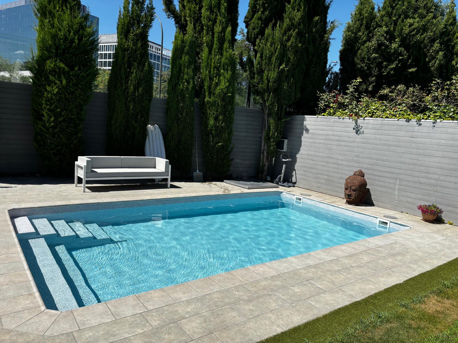 Piscina de obra de hormigón, construcción e impermeabilización de calidad.