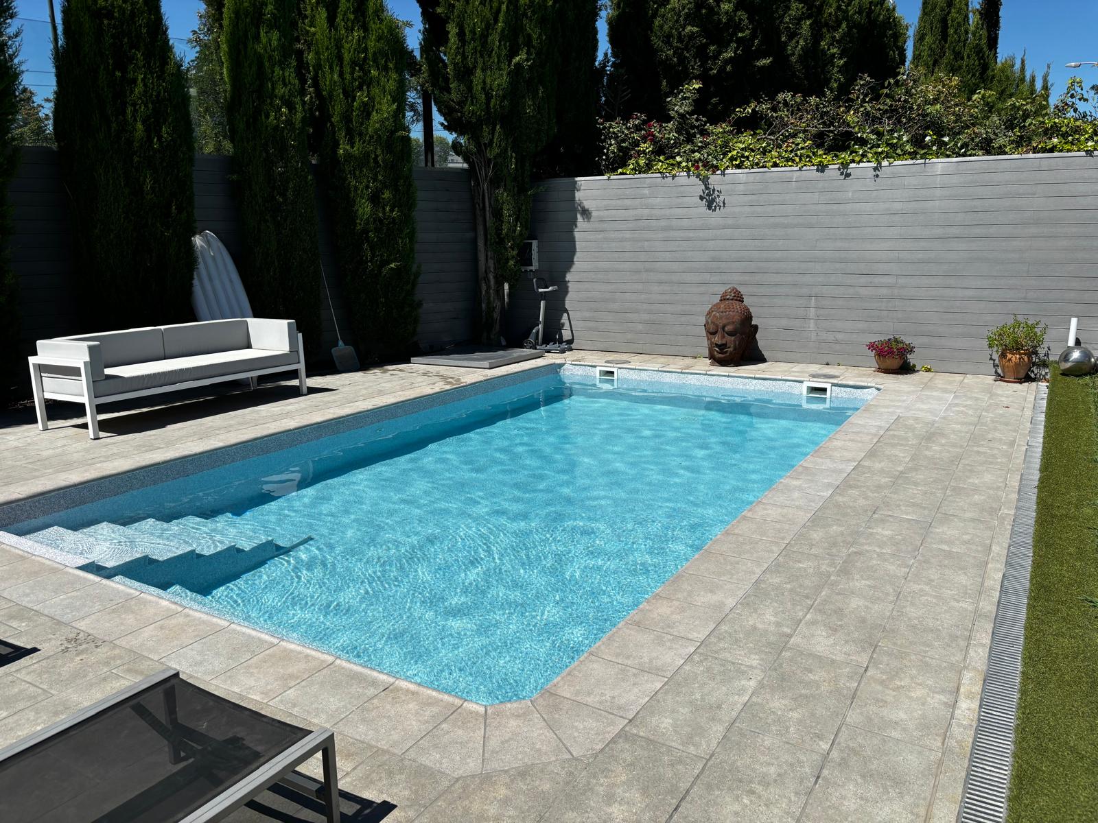 Piscina de hormigón construida e impermeabilizada. Expertos en obra y construcción de piscinas.