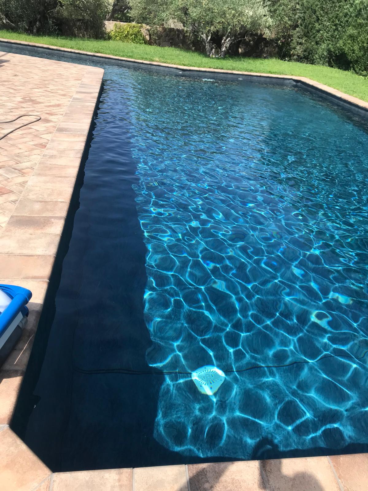 Obra de construcción de piscina de hormigón. Impermeabilización de alta calidad. Agua cristalina.