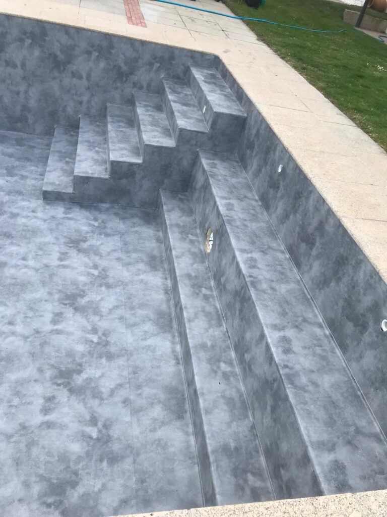 Construcción y obra de piscina de hormigón. Impermeabilización interior con escaleras integradas.