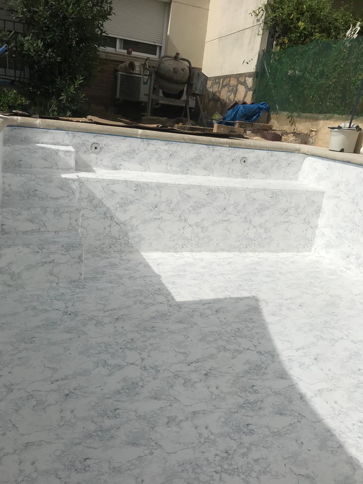 Piscina de hormigón en construcción. Impermeabilización de piscina, obra de alta calidad.