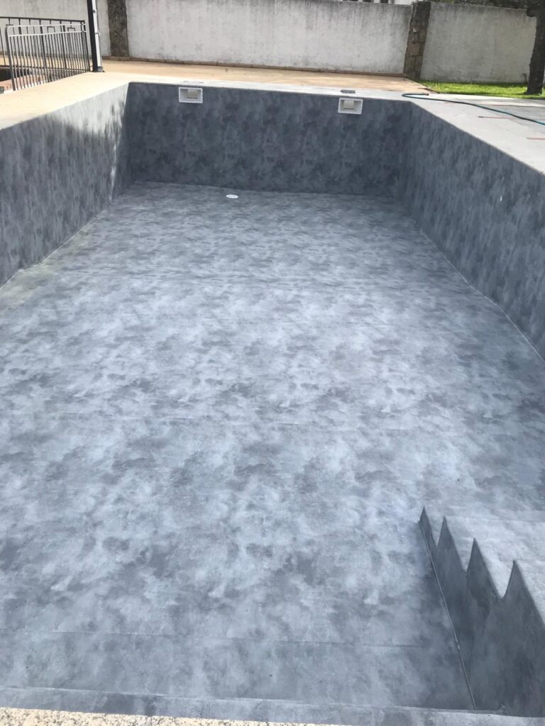 Piscina de hormigón en construcción, con impermeabilización. Obra de calidad.