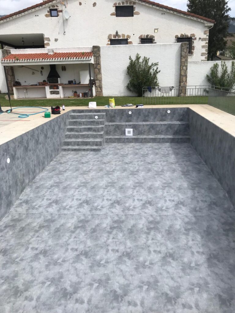 Construcción de piscina de hormigón. Obra con impermeabilización. Tu piscina duradera y de calidad.