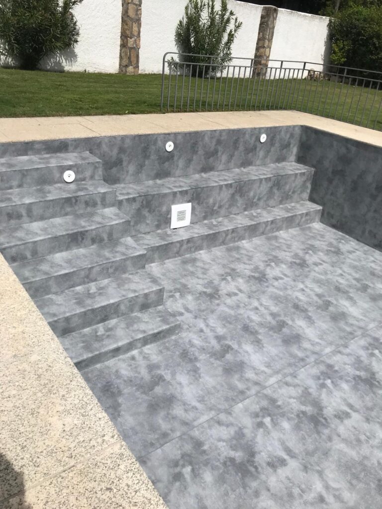 Construcción de piscina de hormigón. Obra de impermeabilización con acabado moderno para tu piscina.