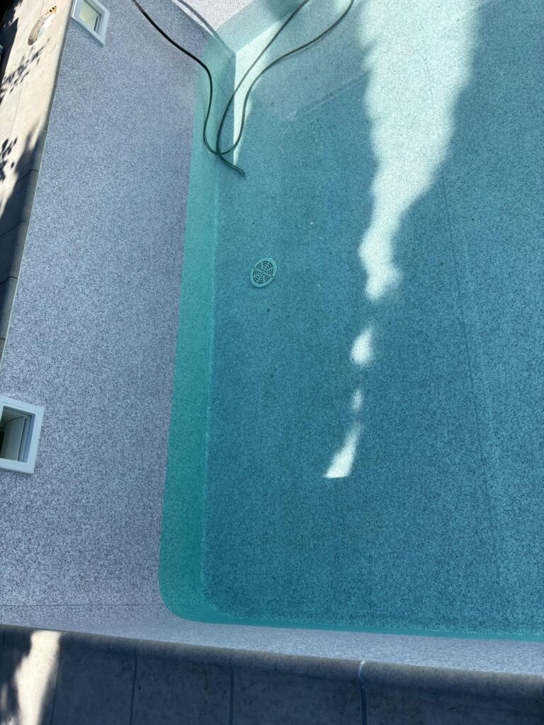 Piscina de hormigón con impermeabilización. Obra de construcción de piscinas, acabado interior.