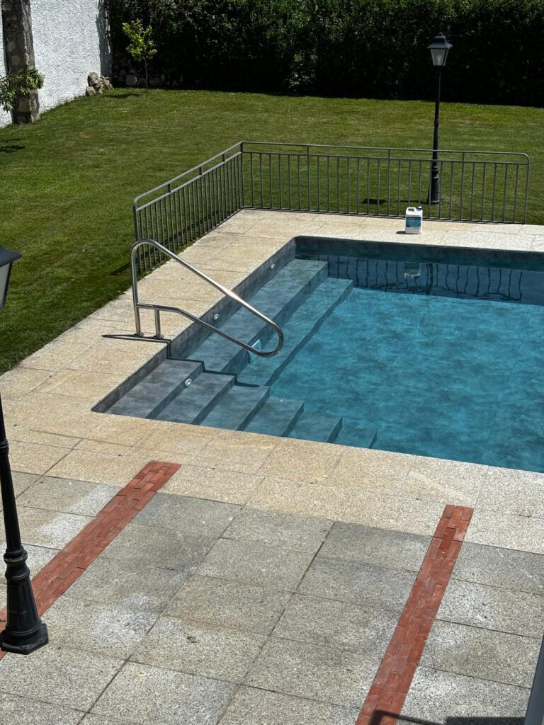 Piscina de hormigón con impermeabilización. Expertos en construcción de piscinas y obras para un verano sin fugas.