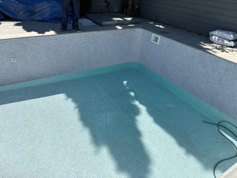 Piscina de hormigón con impermeabilización. Obra de construcción de piscinas, lista para llenar.