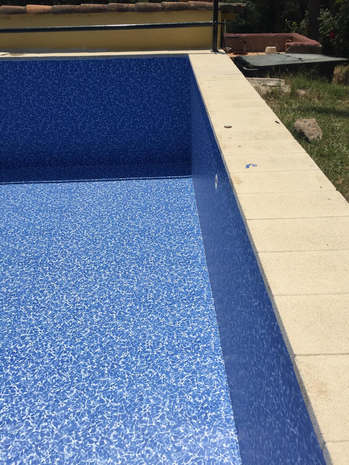 Piscina de hormigón en construcción, mostrando la impermeabilización azul. Obra de calidad garantizada.