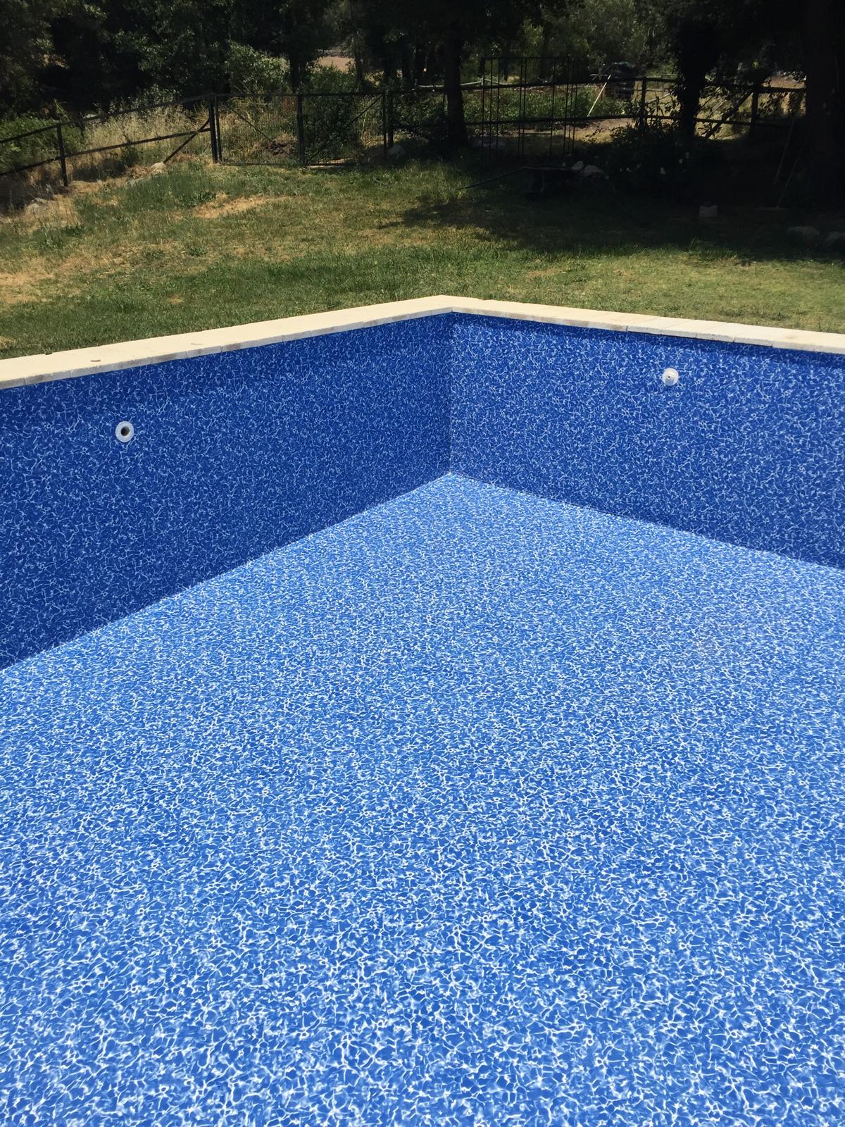 Construcción de piscina de hormigón. Impermeabilización con liner azul. Obra terminada, lista para usar.
