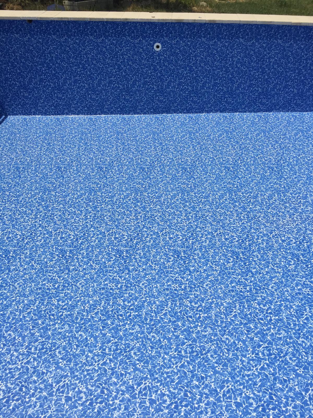 Piscina de hormigón con revestimiento azul. Especialistas en construcción de piscinas e impermeabilización de obras.