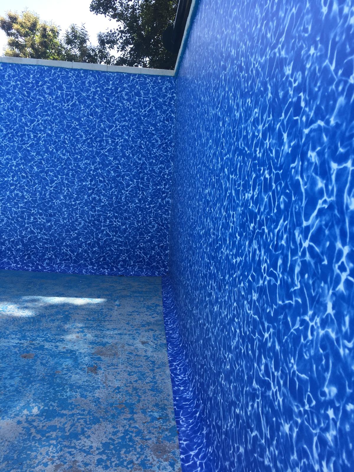 Interior de piscina de hormigón en construcción. Impermeabilización de obra.