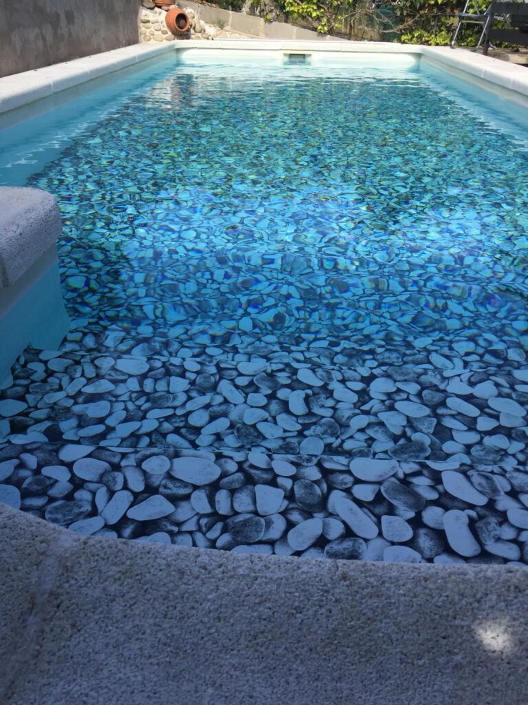 Proyectos de construccion de piscinas. Construcción y impermeabilización de piscina de hormigón. Obra con diseño de guijarros.