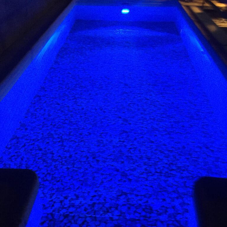 Proyectos de construccion de piscinas. Piscina de hormigón con iluminación azul. Expertos en construcción, impermeabilización de piscinas y obras de calidad.