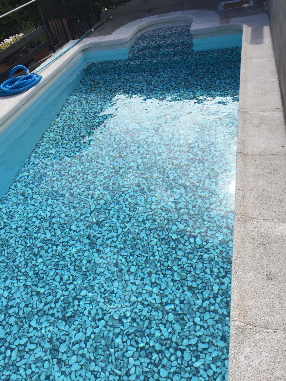 Proyectos de construccion de piscinas. Construcción y impermeabilización de piscinas de hormigón con acabado de guijarros. Obra profesional.