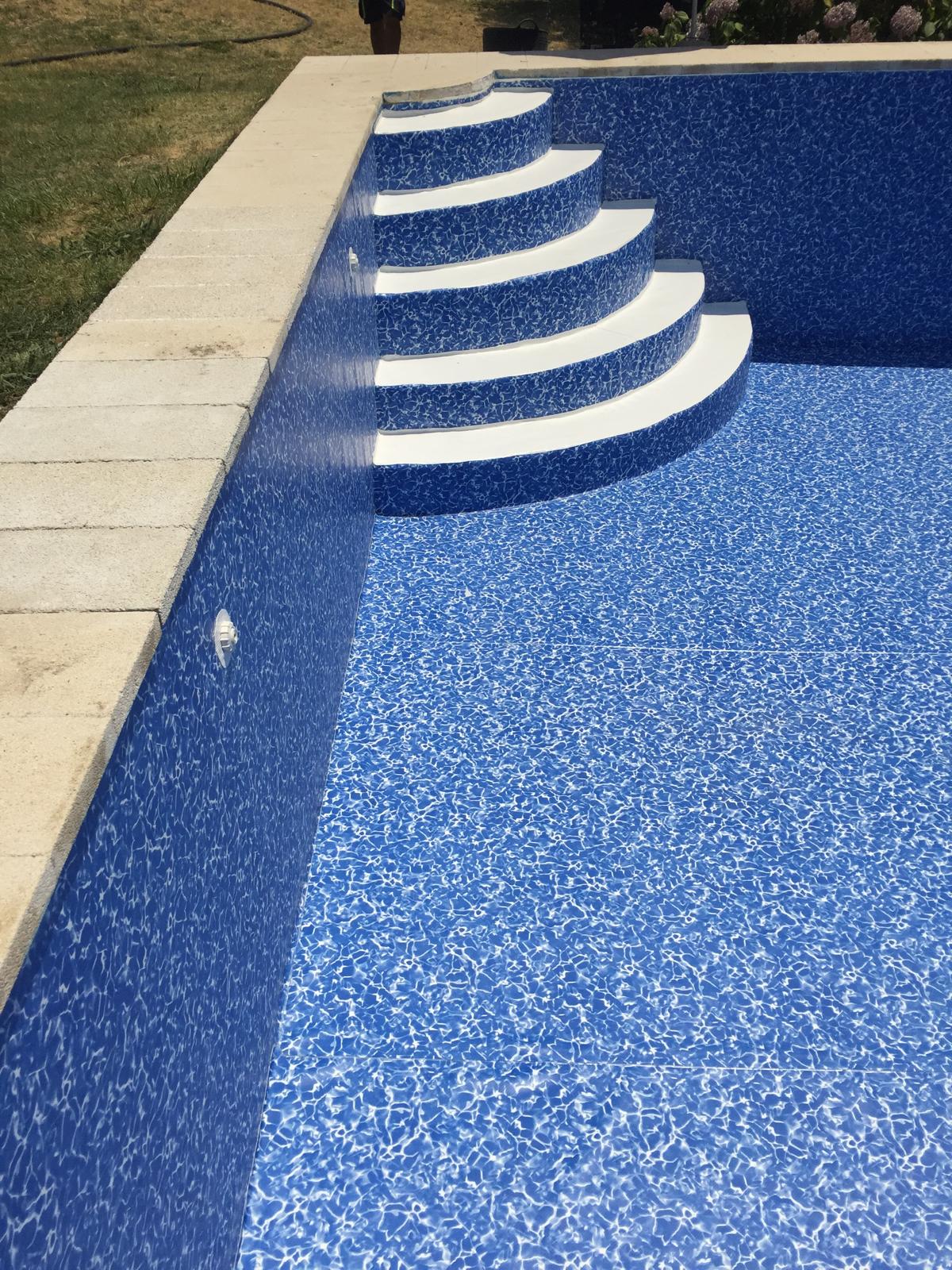 Piscina de hormigón en obra. Construcción e impermeabilización de piscinas con escaleras.