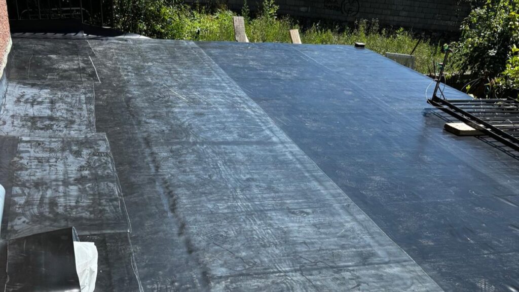 Impermeabilización de piscinas de hormigón. Obra en construcción con lámina de alta resistencia.