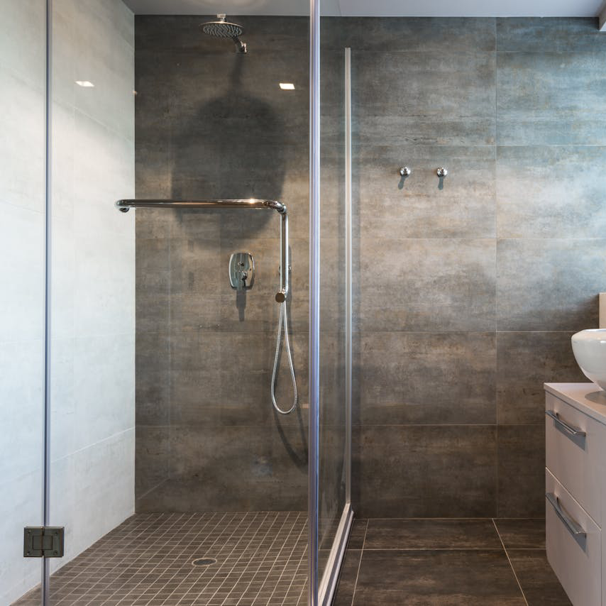 Construcción y obra de calidad: impermeabilización en baño moderno, como en piscina y hormigón.